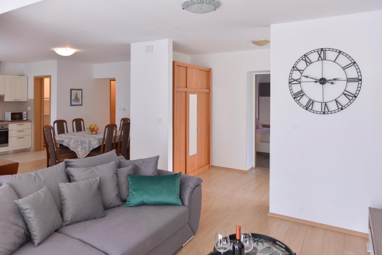Piano Apartment *