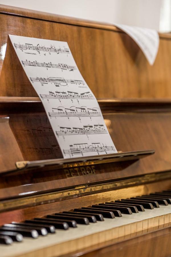 Piano Apartment *