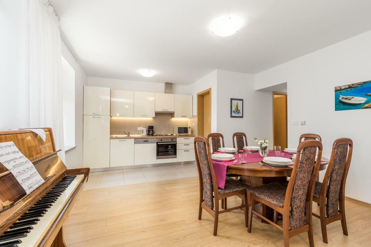 Piano Apartment *